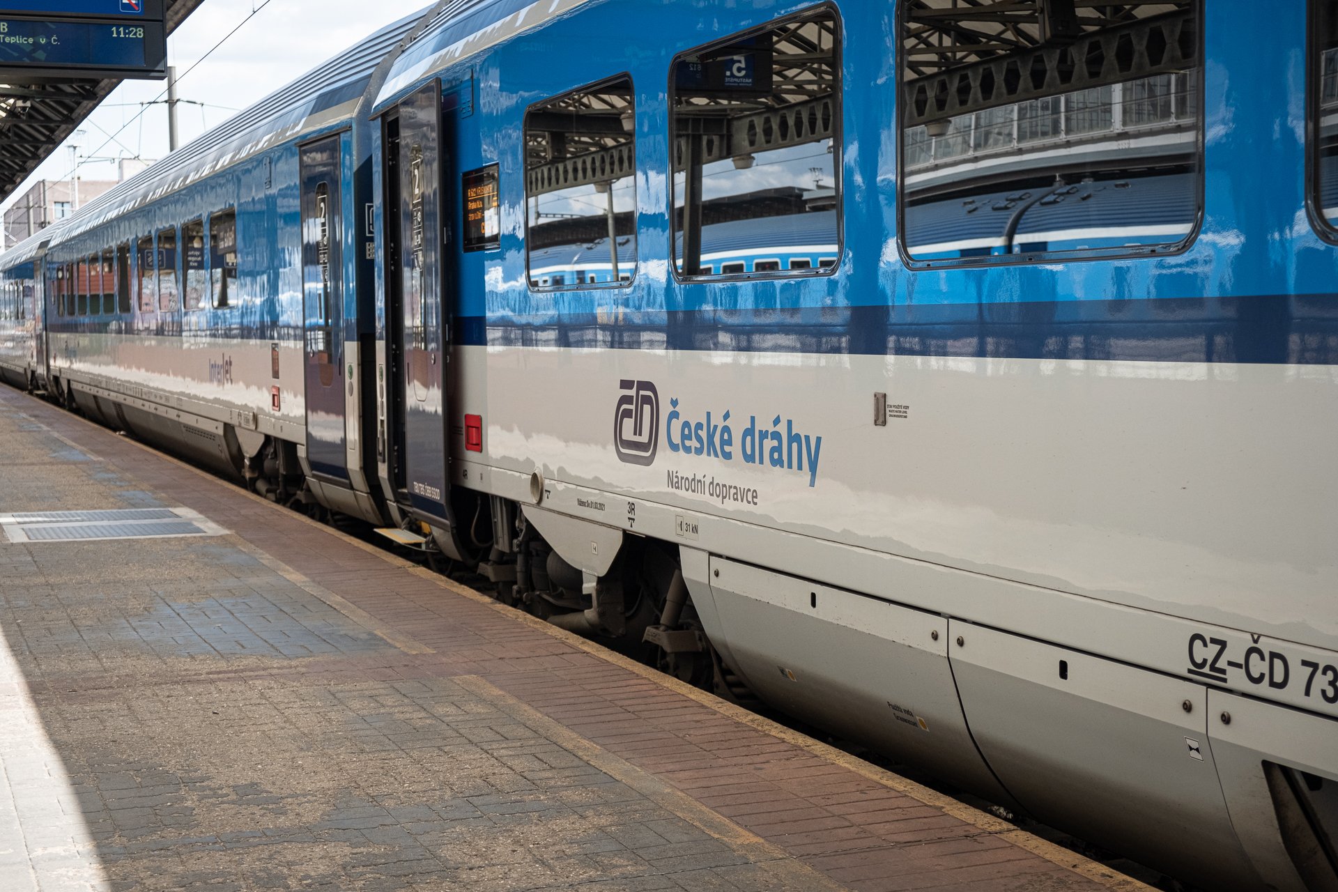 Vůz InterJet Českých drah ve stanici