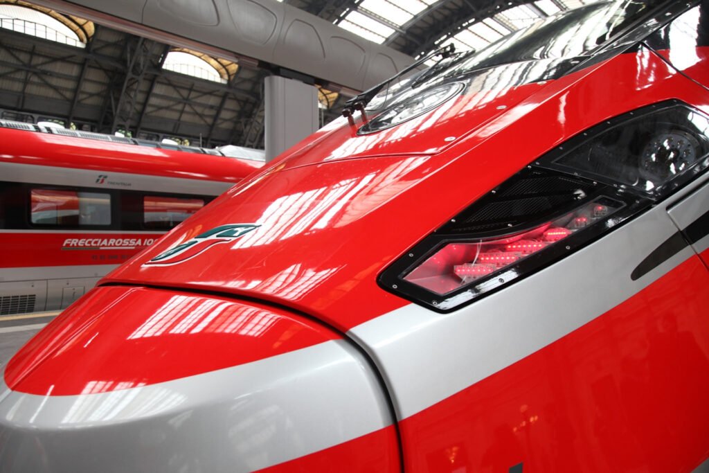 Čelní část vysokorychlostní jednotky Frecciarossa společnosti Trenitalia France