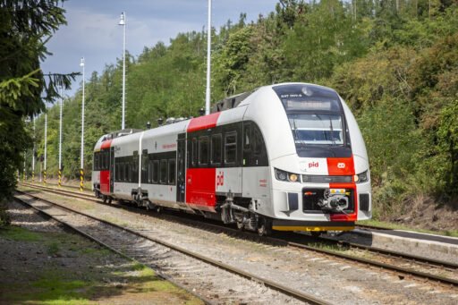 Motorová jednotka RegioFox řady 847 Českých drah v barvách PID na neelektrizované trati ve Středočeském kraji