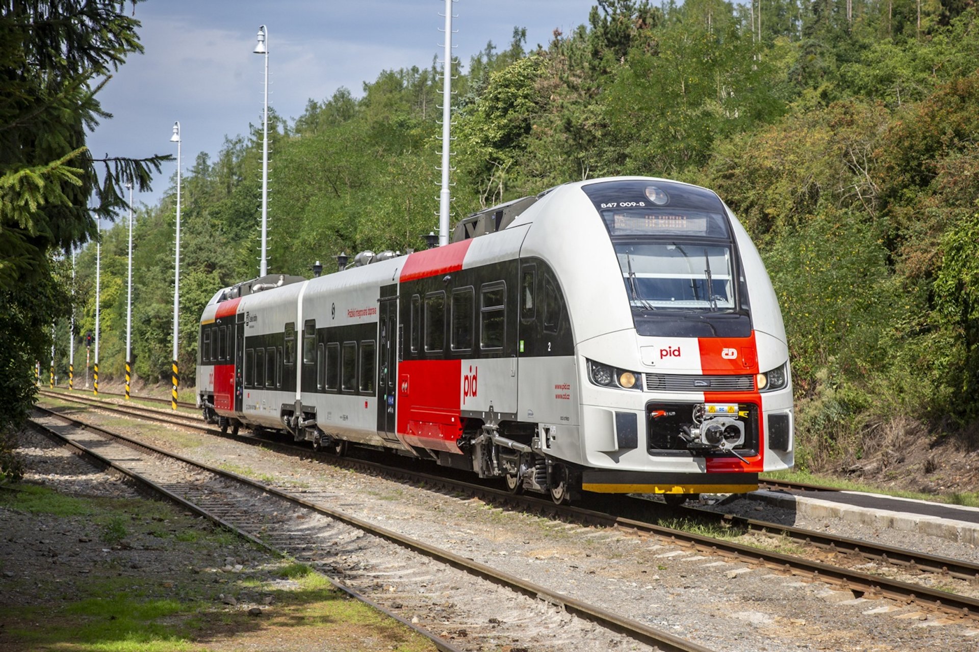 Motorová jednotka RegioFox řady 847 Českých drah v barvách PID na neelektrizované trati ve Středočeském kraji