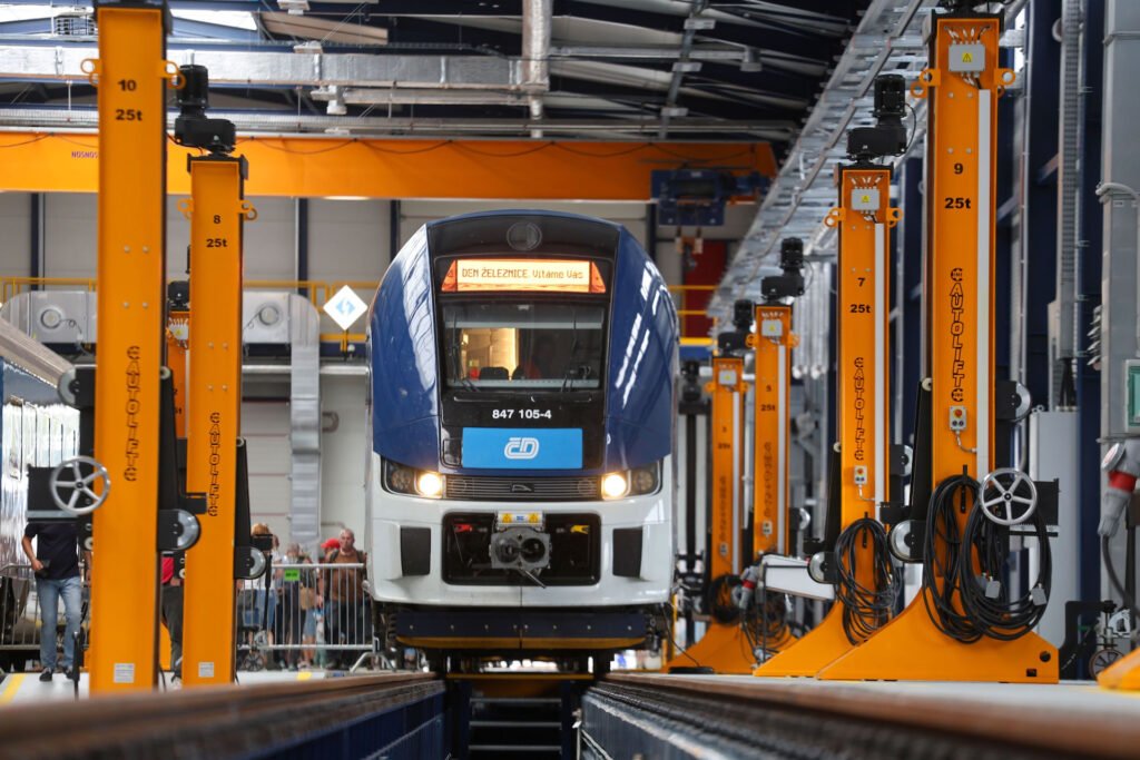 Motorová jednotka RegioFox řady 847 v nové opravárenské hale Českých drah v Chebu