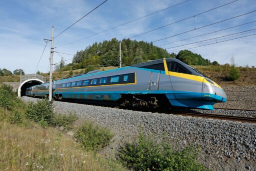 Jednotka Pendolino Českých drah projíždí po elektrifikované železniční trati u tunelu