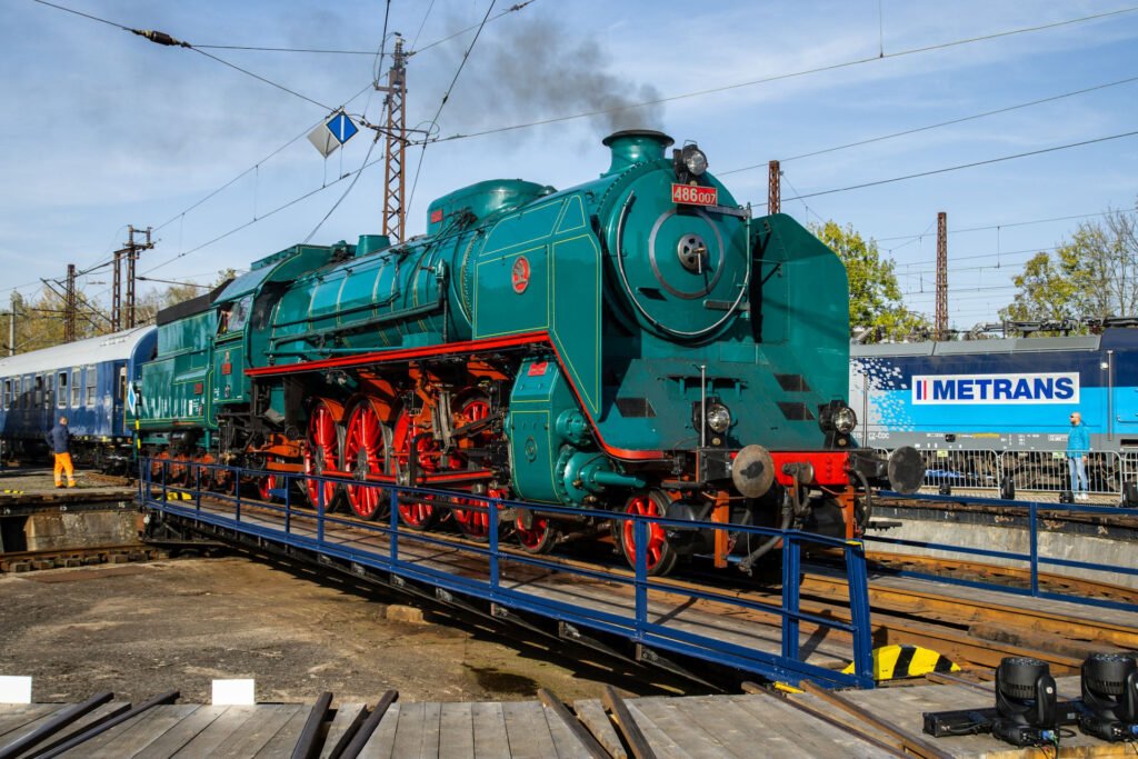 Historická parní lokomotiva 486.007 na železniční točně během železniční akce