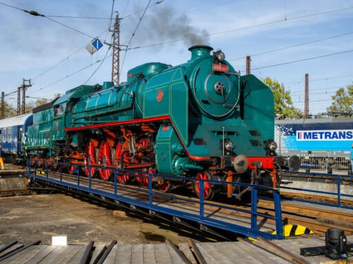 Historická parní lokomotiva 486.007 na železniční točně během železniční akce
