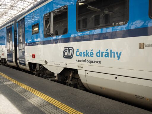 Osobní vůz Českých drah stojící u nástupiště železniční stanice