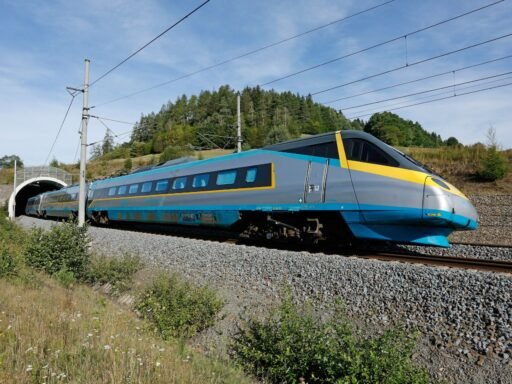 Jednotka Pendolino Českých drah projíždějící po elektrizované železniční trati u tunelu