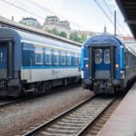 Osobní vozy Českých drah odstavené u nástupišť na hlavním nádraží v Praze