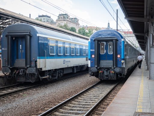 Osobní vozy Českých drah odstavené u nástupišť na hlavním nádraží v Praze