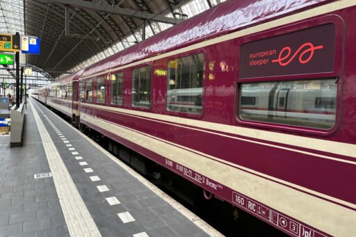 Vůz nočního vlaku European Sleeper připraveného k odjezdu ve stanici
