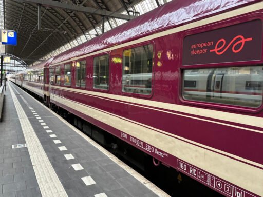 Vůz nočního vlaku European Sleeper připraveného k odjezdu ve stanici
