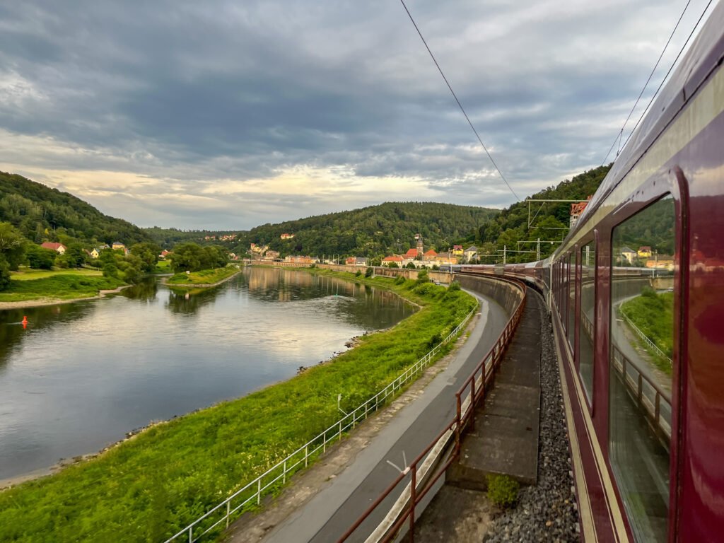 Souprava nočního vlaku European Sleeper projíždí krajinou podél řeky