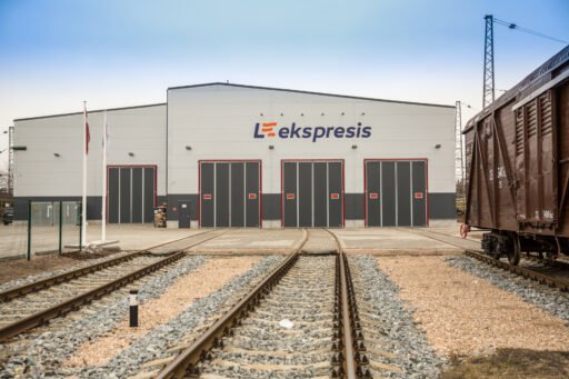 Servisní a opravárenský areál společnosti L-Ekspresis v Rize s železničními kolejemi a nákladním vozem