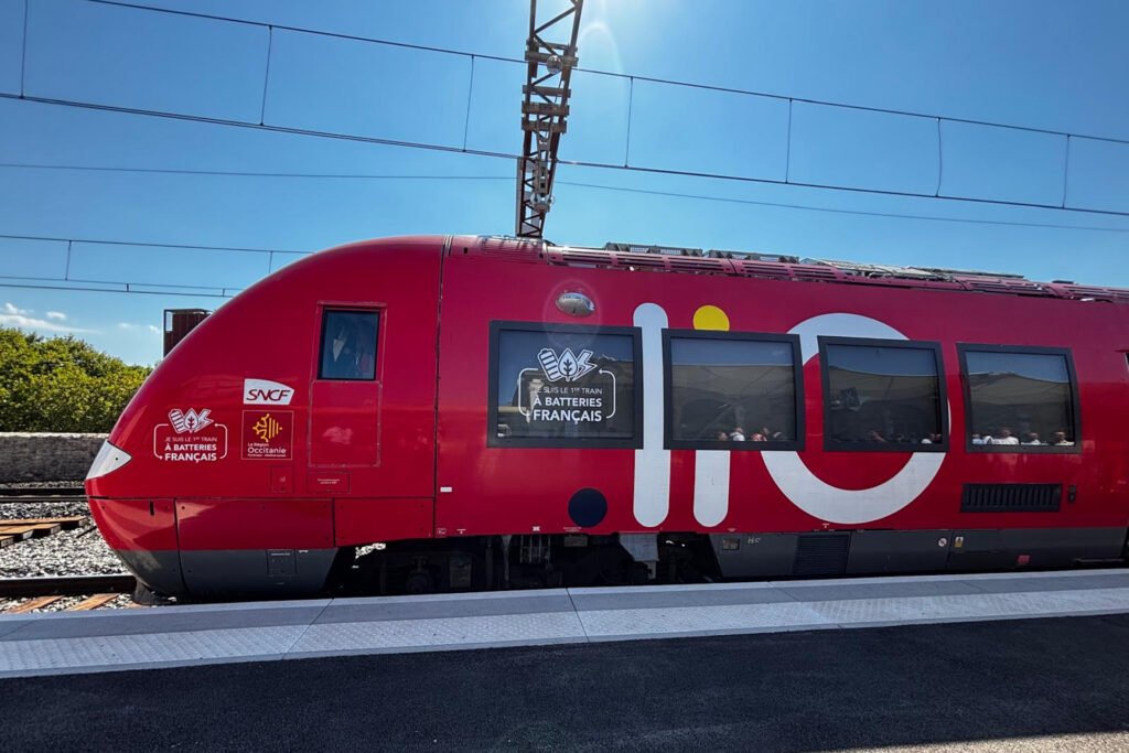 Bateriová jednotka AGC dopravce SNCF v barvách regionu Occitanie