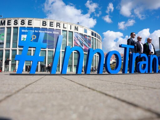 Vstup na veletrh InnoTrans 2026 na výstavišti Messe Berlin s velkým logem InnoTrans