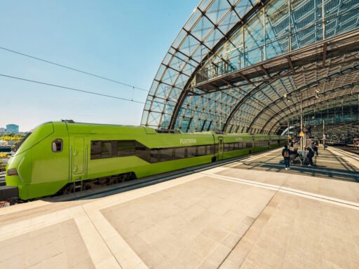 Vizualizace nové generace vlaku FlixTrain STAR na železniční stanici