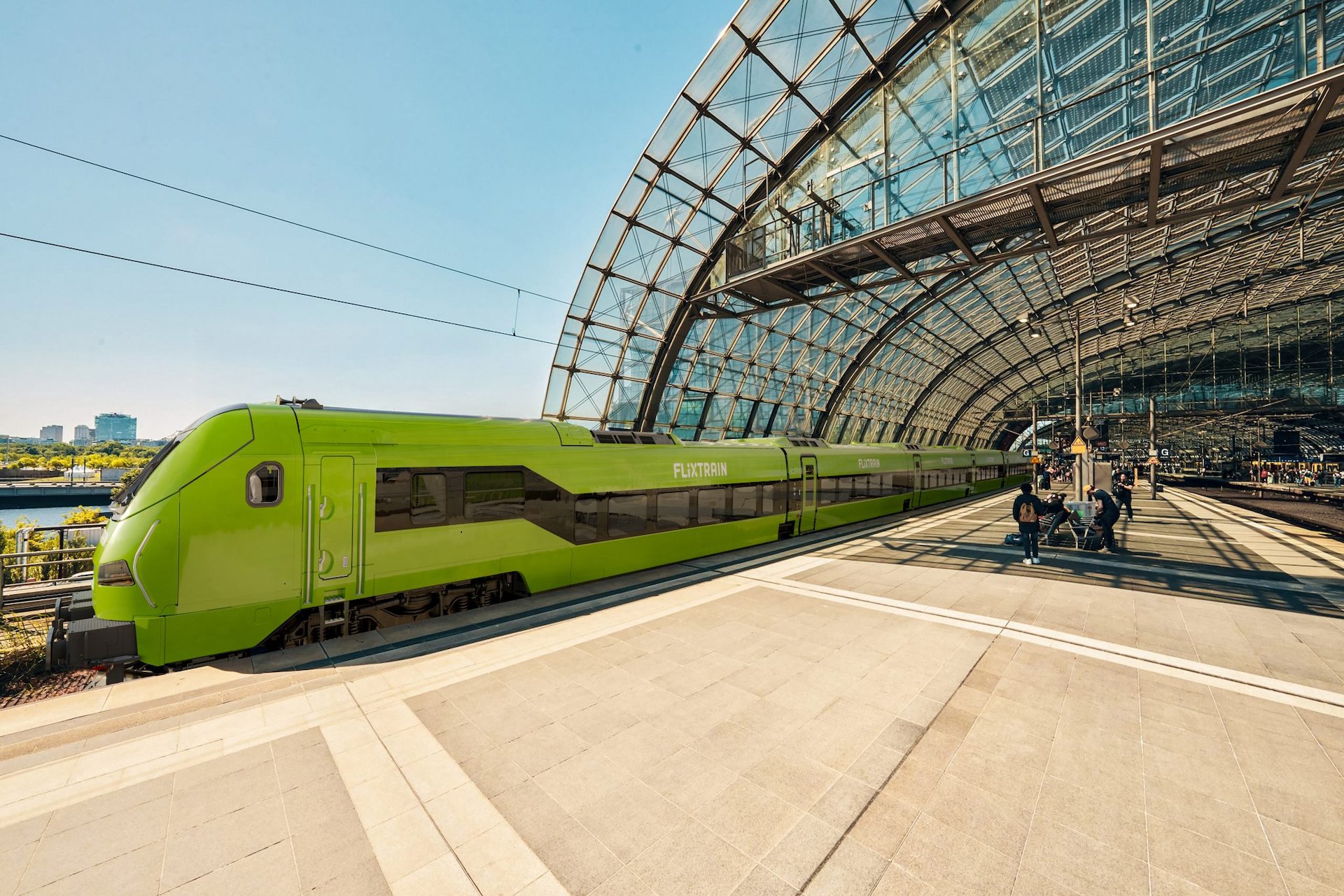 Vizualizace nové generace vlaku FlixTrain STAR na železniční stanici