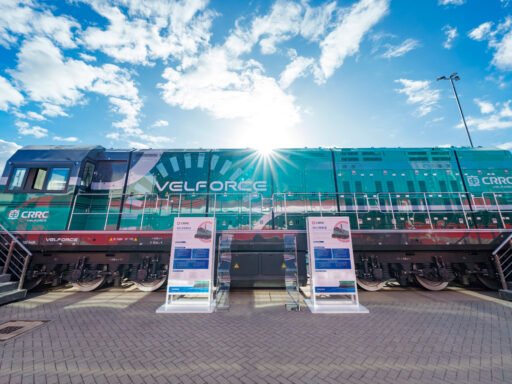 Vodíková hybridní lokomotiva CRRC VELFORCE vystavená na veletrhu InnoTrans 2026 v Berlíně