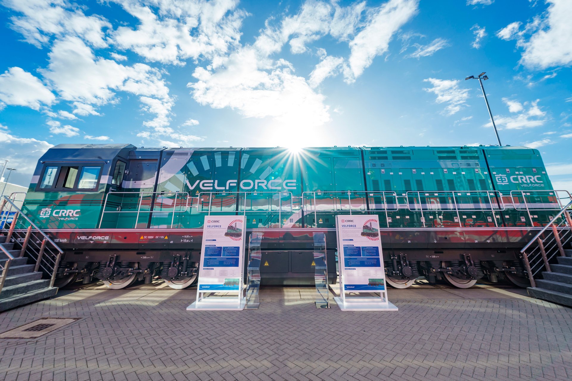 Vodíková hybridní lokomotiva CRRC VELFORCE vystavená na veletrhu InnoTrans 2026 v Berlíně