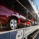 Automobily naložené na vůz autovlaku Českých drah