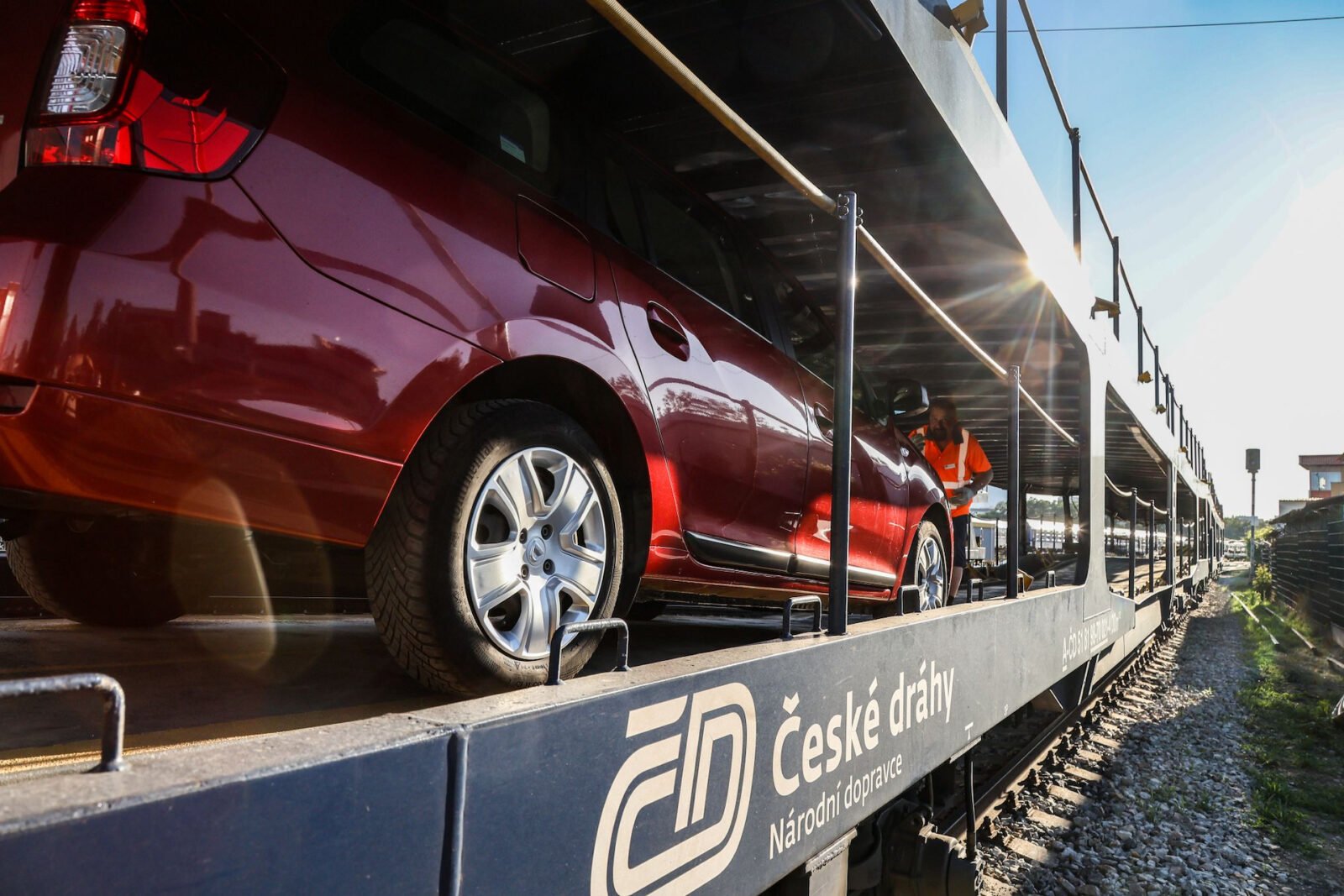 Automobily naložené na vůz autovlaku Českých drah