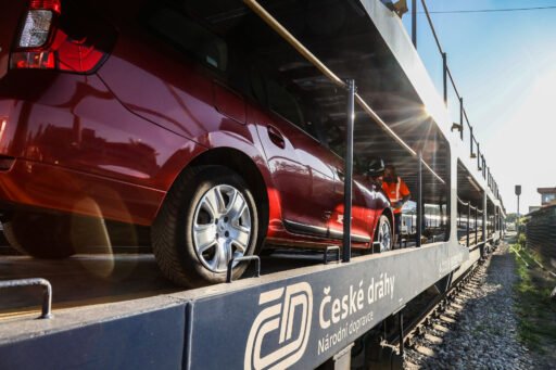Automobily naložené na vůz autovlaku Českých drah