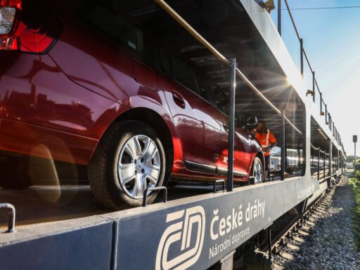 Automobily naložené na vůz autovlaku Českých drah