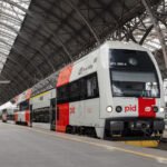 Elektrická dvoupodlažní jednotka CityElefant řady 471 Českých drah v červeno-bílém nátěru PID na pražském hlavním nádraží