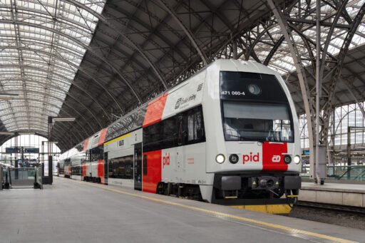 Elektrická dvoupodlažní jednotka CityElefant řady 471 Českých drah v červeno-bílém nátěru PID na pražském hlavním nádraží