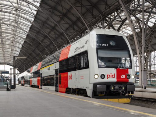 Elektrická dvoupodlažní jednotka CityElefant řady 471 Českých drah v červeno-bílém nátěru PID na pražském hlavním nádraží