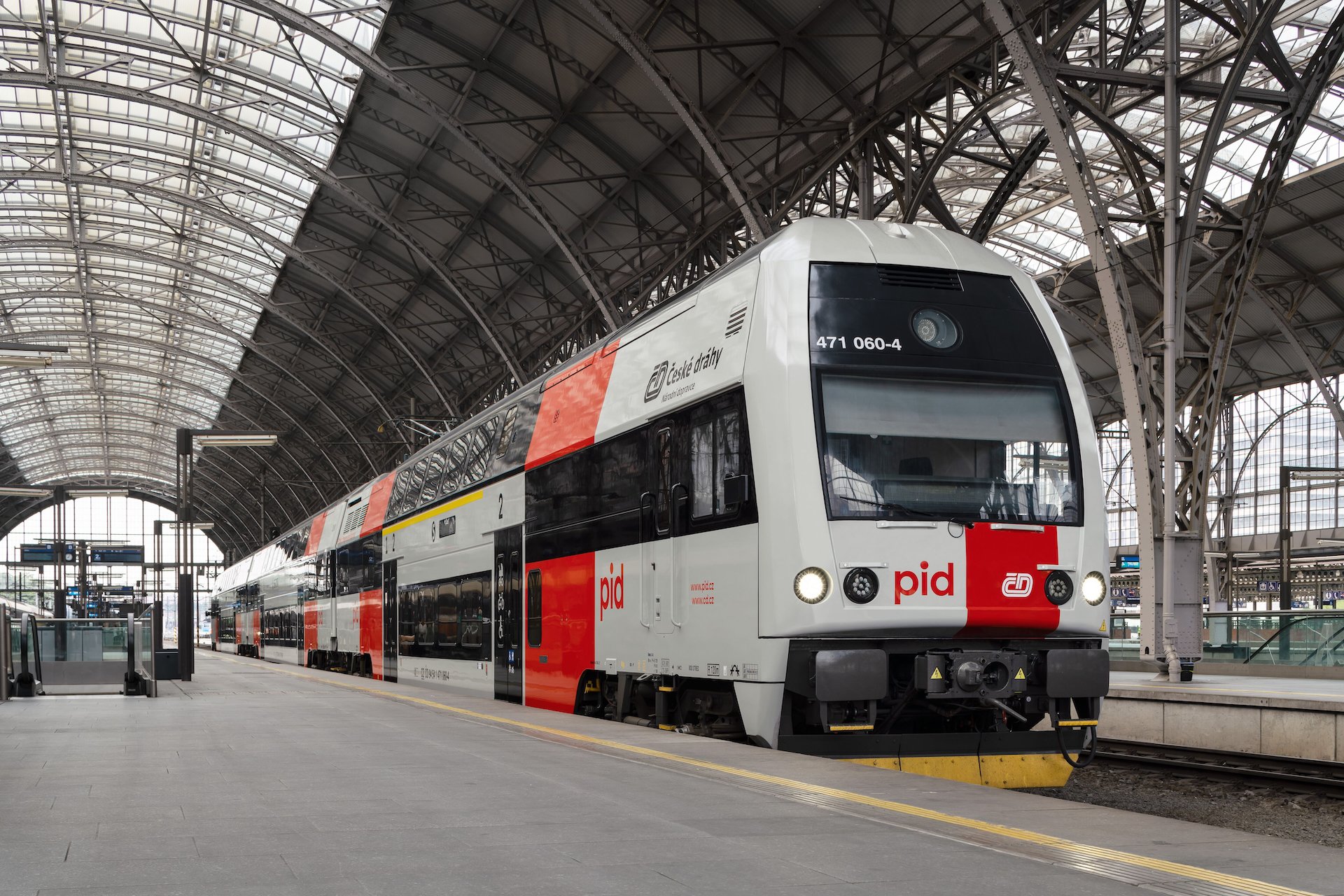 Elektrická dvoupodlažní jednotka CityElefant řady 471 Českých drah v červeno-bílém nátěru PID na pražském hlavním nádraží