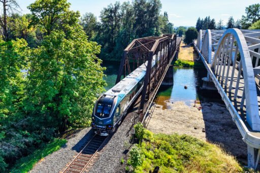 Nová souprava Amtrak Airo projíždí po železničním mostě na trase Amtrak Cascades v USA