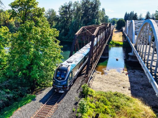 Nová souprava Amtrak Airo projíždí po železničním mostě na trase Amtrak Cascades v USA