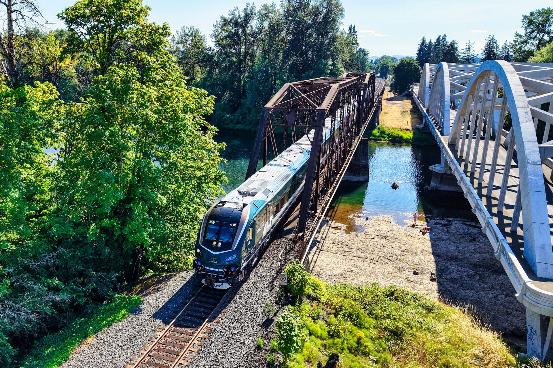 Nová souprava Amtrak Airo projíždí po železničním mostě na trase Amtrak Cascades v USA