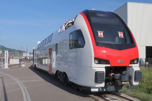 Dvoupodlažní elektrická jednotka SBB RABe 512 ve výrobním areálu Stadleru ve St. Margrethen