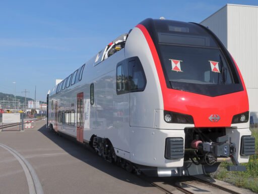 Dvoupodlažní elektrická jednotka SBB RABe 512 ve výrobním areálu Stadleru ve St. Margrethen