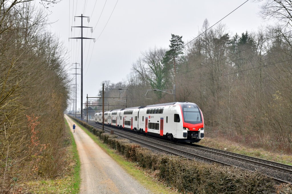 Dvoupodlažní jednotka Stadler KISS řady RABe 512 společnosti SBB v provozu u Rheinfeldenu
