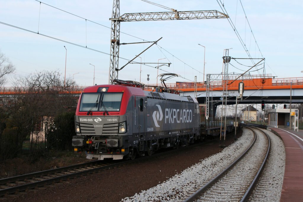 Elektrická lokomotiva Siemens Vectron 193 505 společnosti PKP Cargo s nákladním vlakem ve stanici Poznań Górczyn