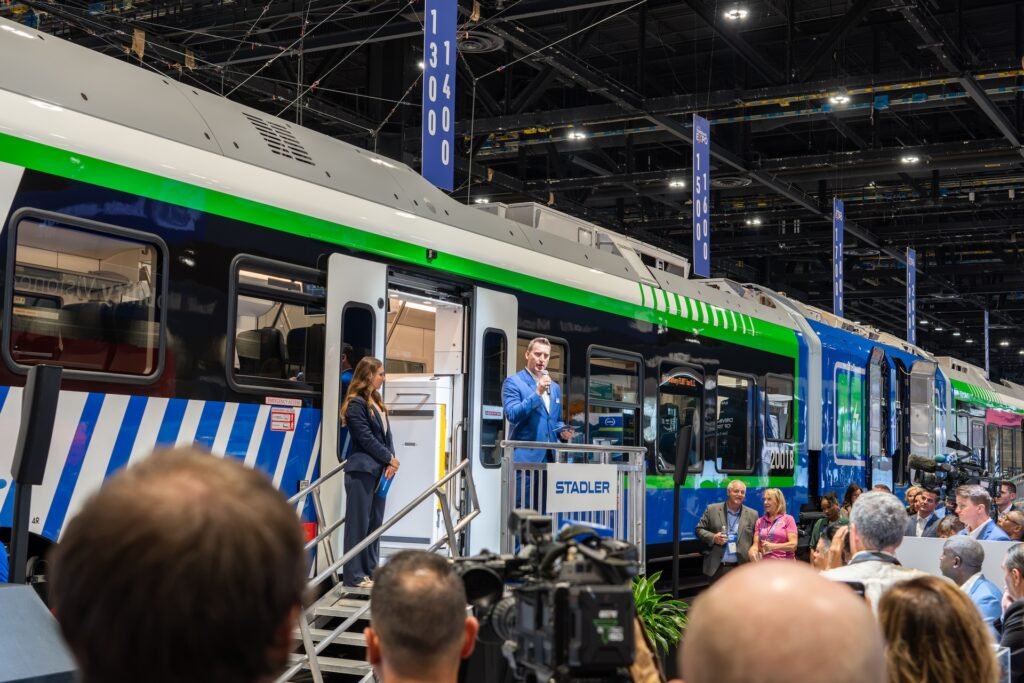 Bateriová jednotka Stadler FLIRT pro dopravce Metra při představení na APTA EXPO 2026 v Chicagu