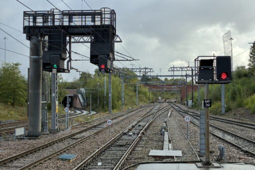 Kolejiště a zabezpečovací zařízení na příjezdu k železniční stanici Manchester Airport