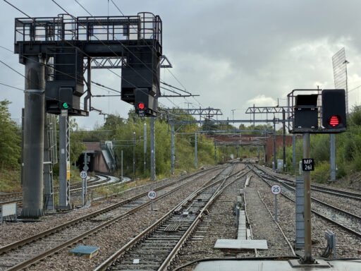 Kolejiště a zabezpečovací zařízení na příjezdu k železniční stanici Manchester Airport