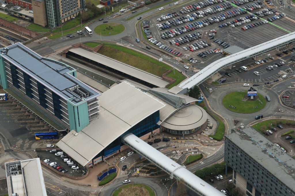 Letecký pohled na železniční stanici Manchester Airport a přilehlou dopravní infrastrukturu