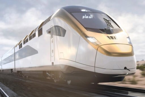 Vizualizace bílo-zlaté dálkové diesel-elektrické soupravy Stadler pro saúdského dopravce Saudi Arabia Railways (SAR)