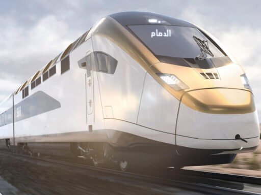Vizualizace bílo-zlaté dálkové diesel-elektrické soupravy Stadler pro saúdského dopravce Saudi Arabia Railways (SAR)