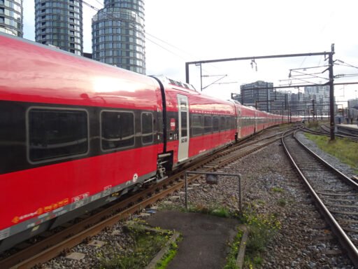 Červenočerná dálková souprava Talgo 230 dopravce DSB odjíždí z hlavního nádraží v Kodani směrem na Hamburk