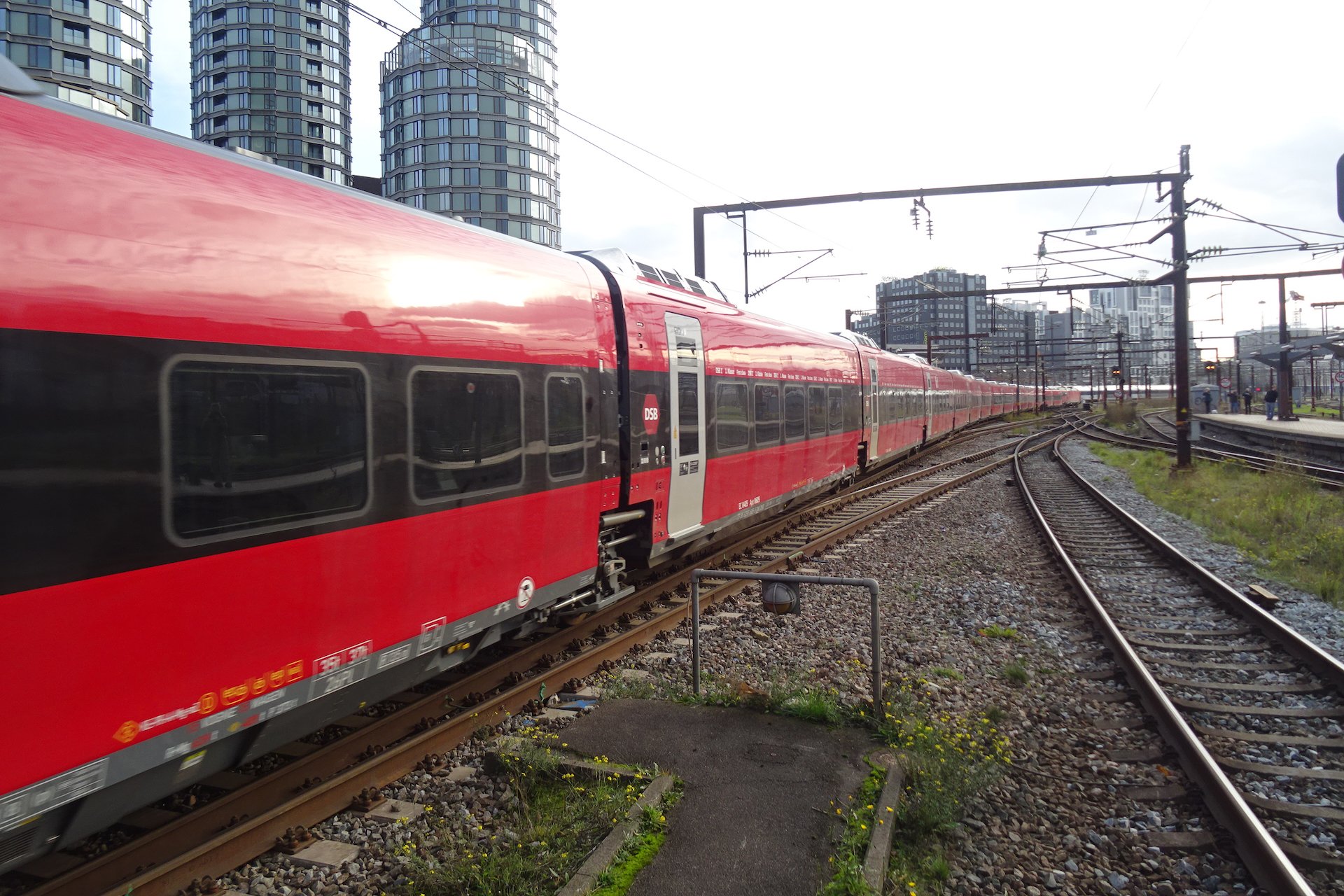 Červenočerná dálková souprava Talgo 230 dopravce DSB odjíždí z hlavního nádraží v Kodani směrem na Hamburk