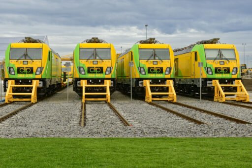 Čtyři zelenožluté elektrické lokomotivy Alstom Traxx Universal polského dopravce CLIP Intermodal stojící vedle sebe na kolejích