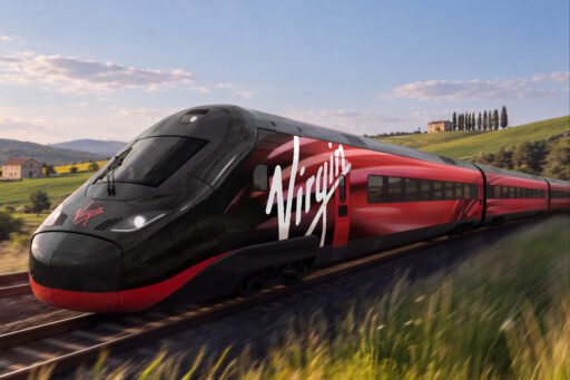 Vizualizace červenočerné vysokorychlostní soupravy Alstom Avelia Stream společnosti Virgin na železniční trati, určené pro plánované spojení Londýna s evropskými metropolemi