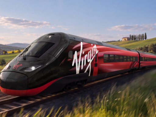 Vizualizace červenočerné vysokorychlostní soupravy Alstom Avelia Stream společnosti Virgin na železniční trati, určené pro plánované spojení Londýna s evropskými metropolemi
