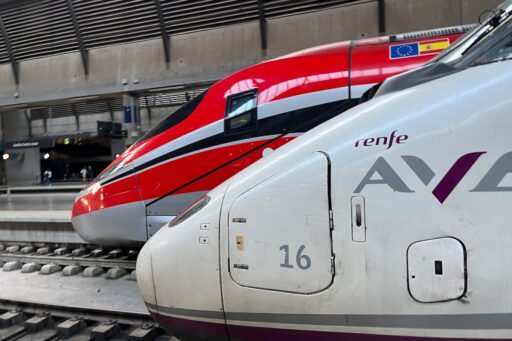 Ilustrační fotografie vysokorychlostních vlaků Renfe AVE řady 100 a Iryo Frecciarossa ve španělské stanici Sevilla-Santa Justa