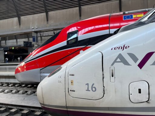 Ilustrační fotografie vysokorychlostních vlaků Renfe AVE řady 100 a Iryo Frecciarossa ve španělské stanici Sevilla-Santa Justa
